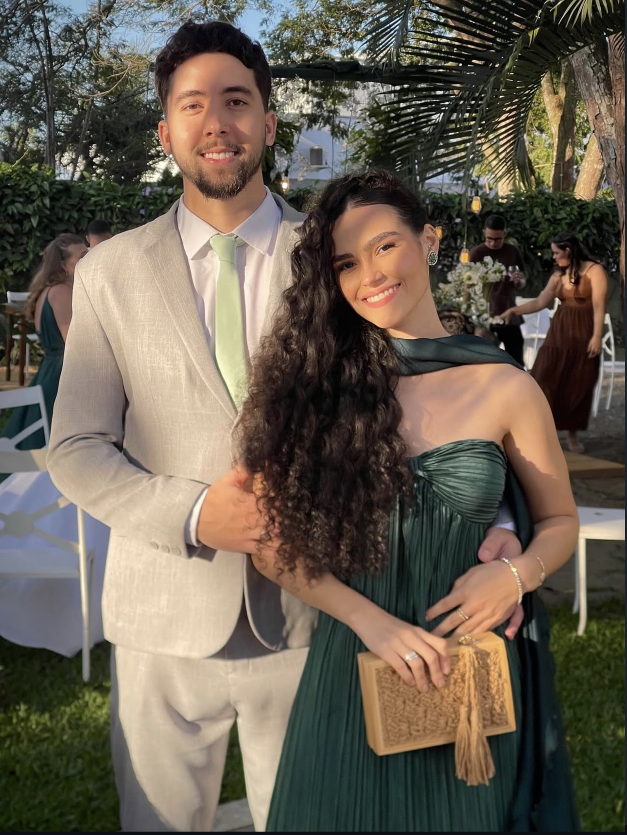 Rafael Maia e Thaina Morozini juntos, em um jardim